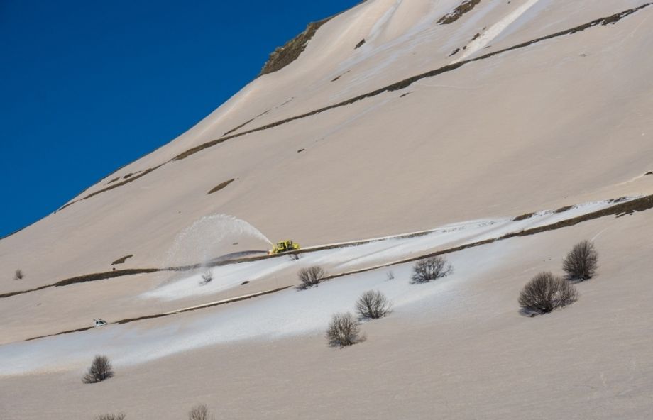 Indrukwekkend beeld van het sneeuwvrij maken van de Col du Galibier