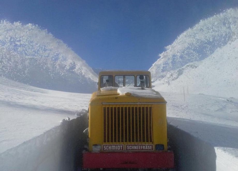 De Timmelsjoch in het Ötztal werd eergisteren sneeuwvrij gemaakt, via FB