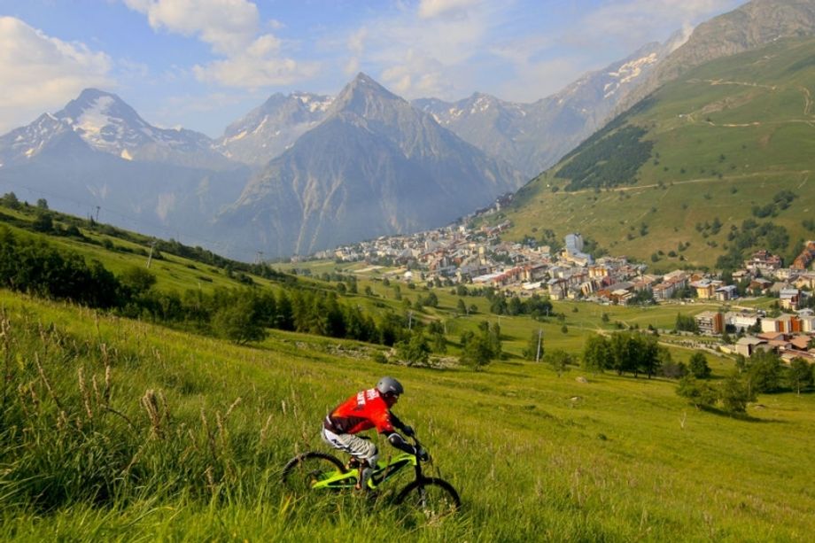 Mountainbiken in Les 2 Alpes (Foto: OT Les 2 Alpes)