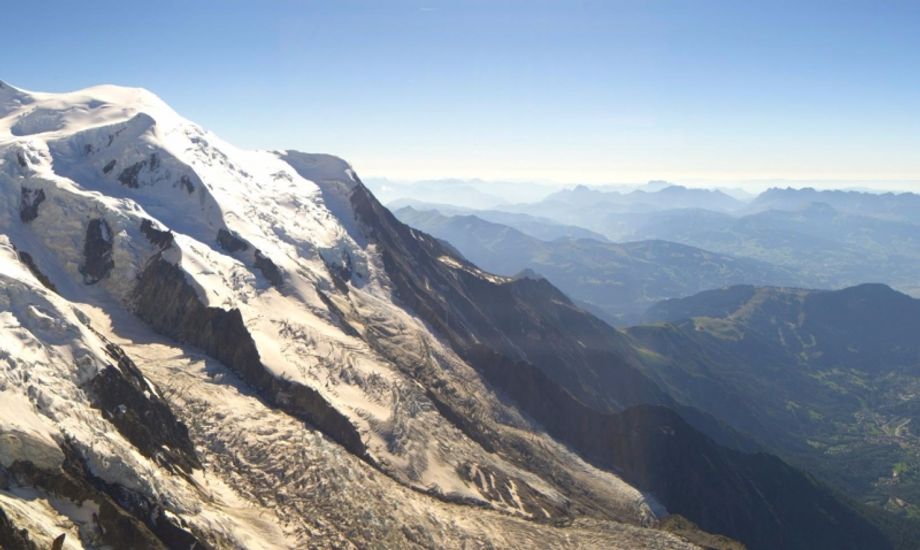 De zon brandde gisteren zelfs de nodige sneeuw weg op de Mont Blanc
