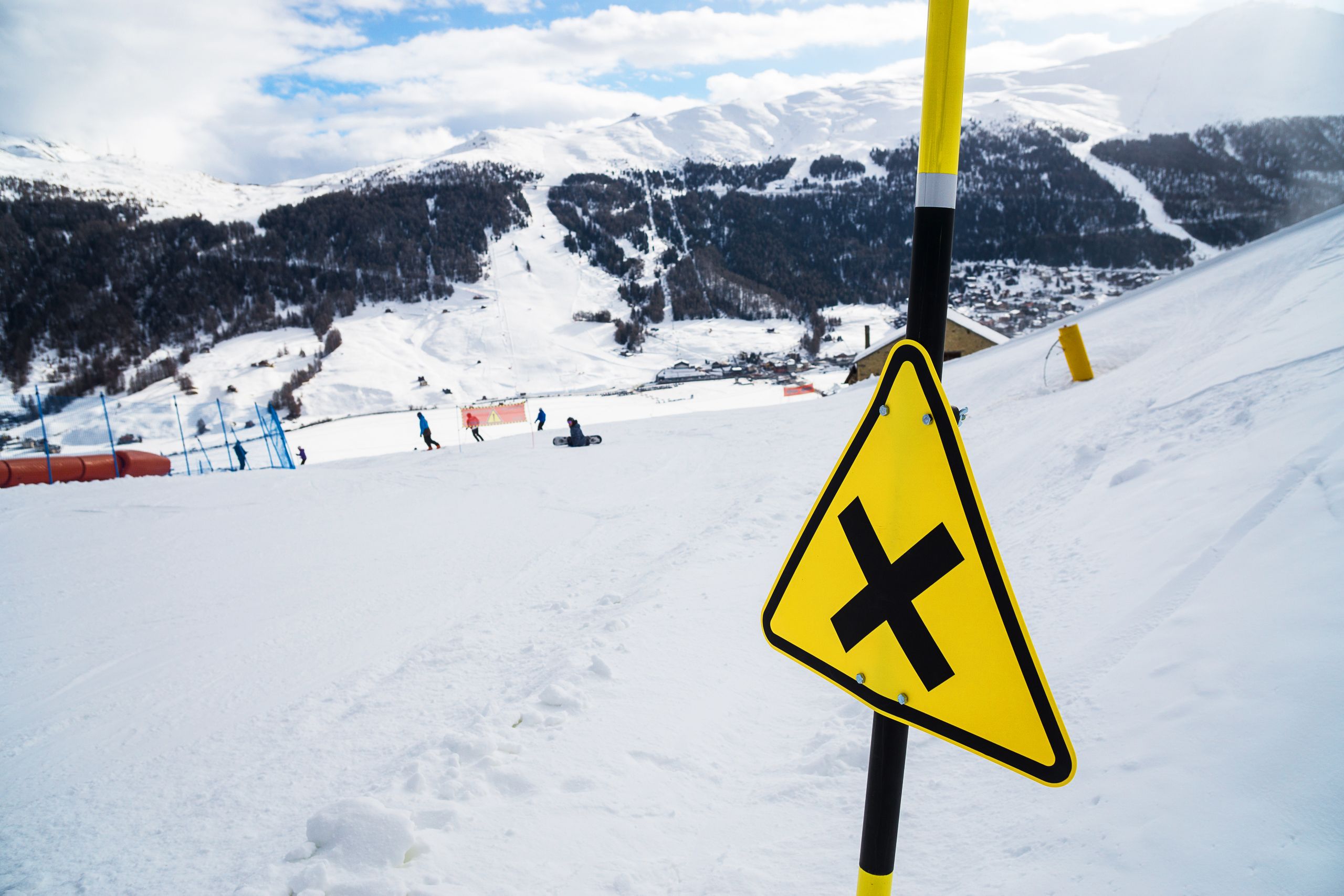 Pas op kruising, skiërs lager op de berg hebben voorrang