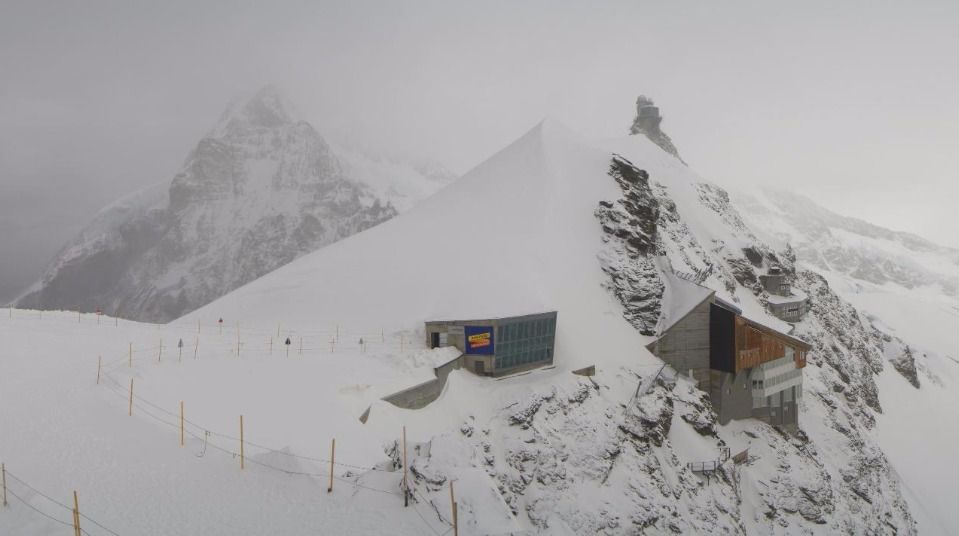 Na de föhn grijs met lichte sneeuw op de Jungfraujoch