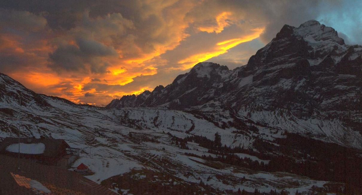 Door föhn een prachtige zonsopkomst in de Jungfrau Region, rechts de Wetterhorn