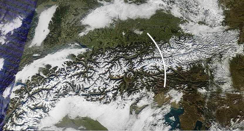 Ten oosten van de witte lijn is de verse sneeuw goed te zien (bron: NASA)