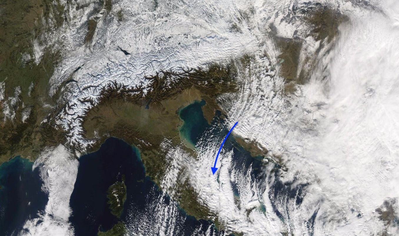 Koude lucht strijkt over de Adriatische Zee waardoor sneeuwbuien ontstonden (Bron: NASA)