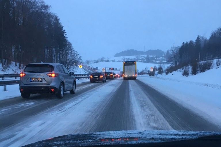 Sneeuw op de Duitse snelweg (foto: Joep Reinhoud)