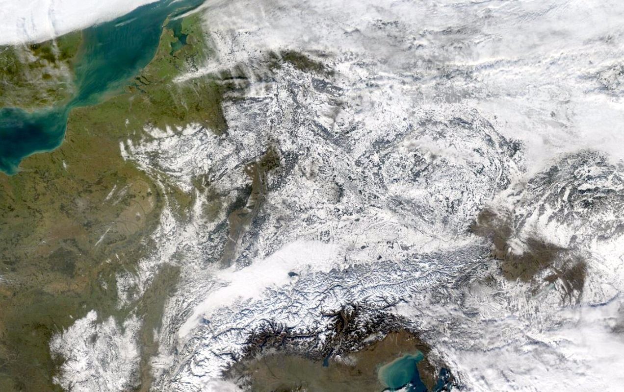 Een groot deel van Duitsland, België en het oosten van Frankrijk is sneeuwbedekt (bron: NASA)