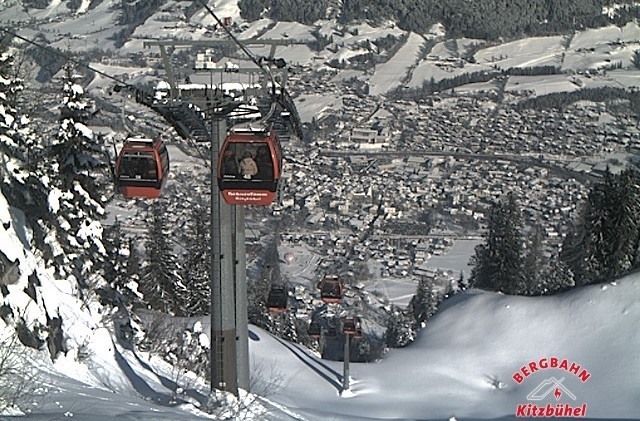De beroemde Hahnenkammbahn, op de achtergrond een winters Kitzbühel