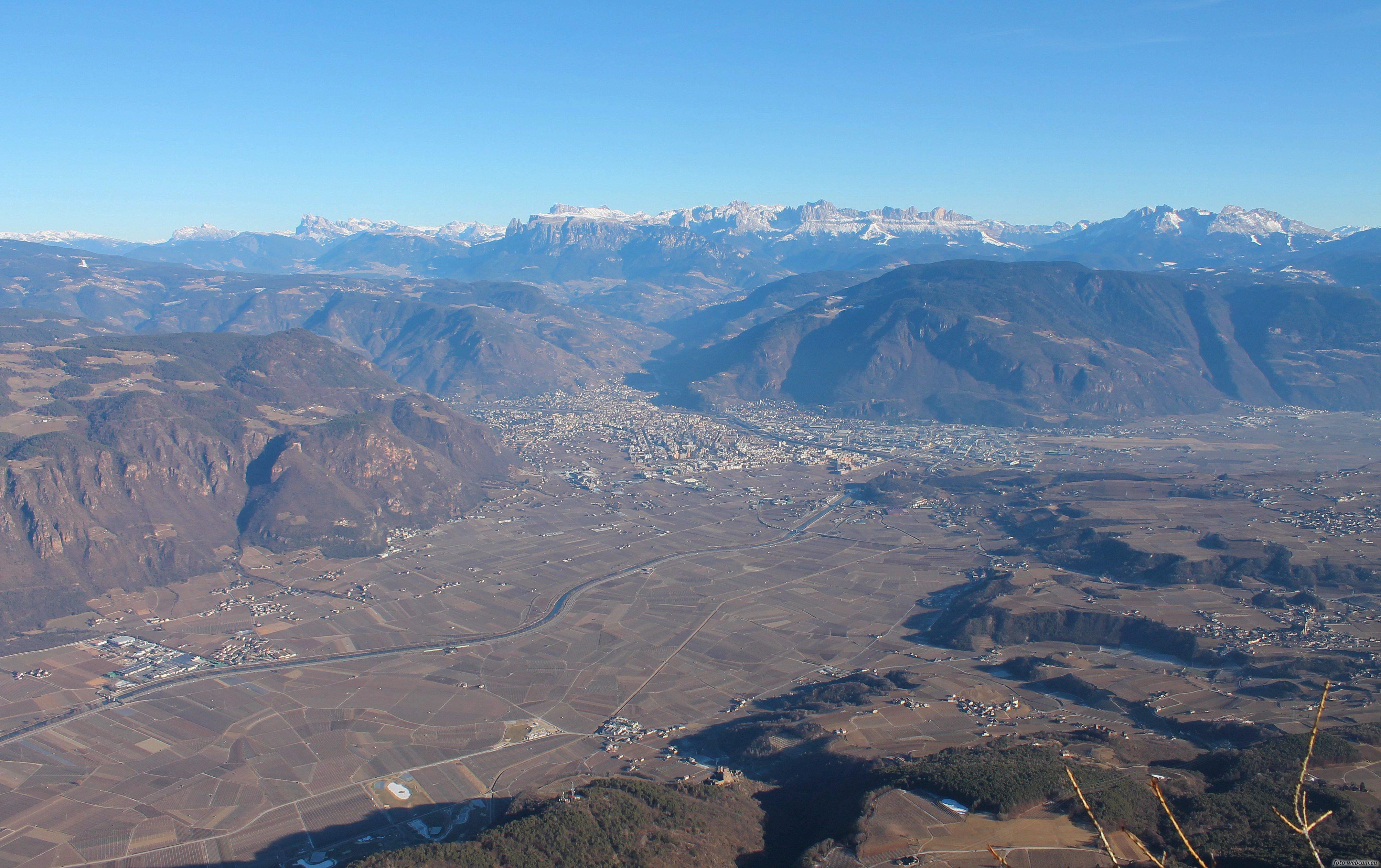 Bolzano met op de achtergrond de het Sella-massief bij Val Gardena