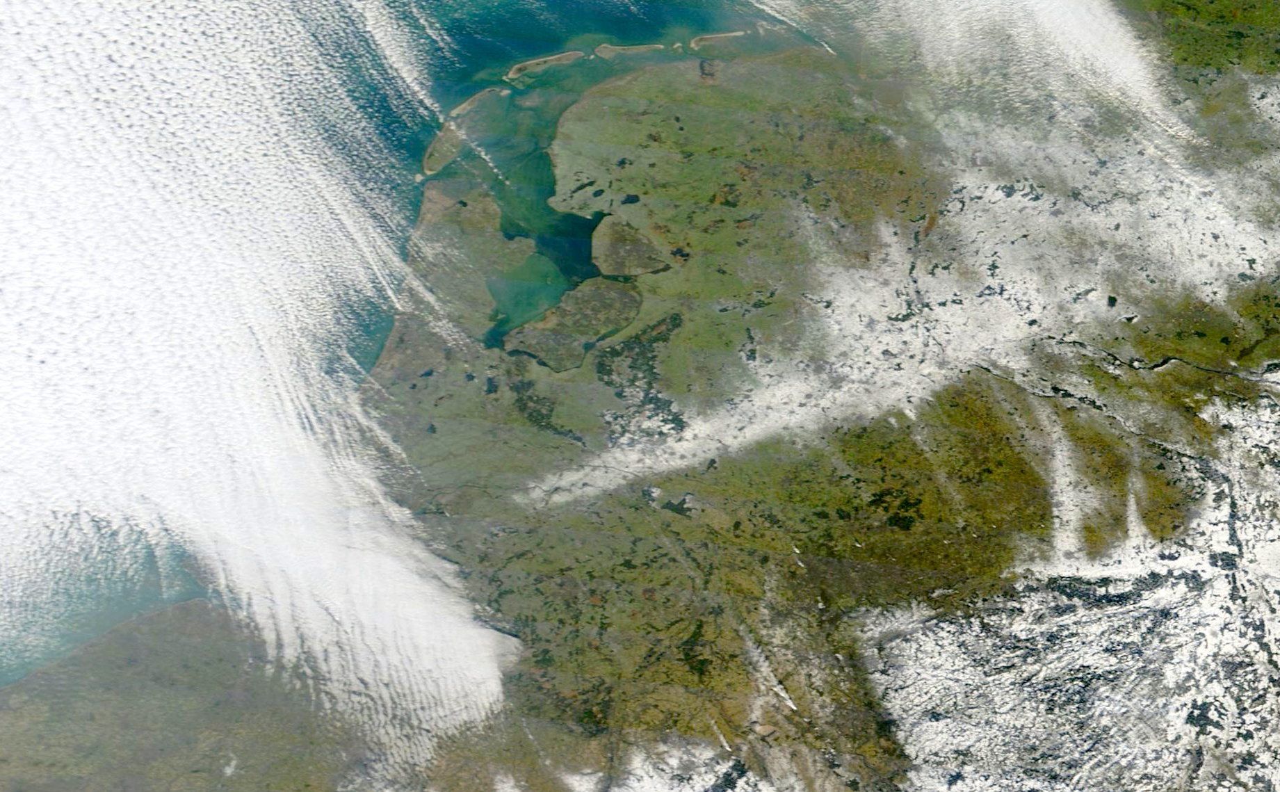 Bijna twee weken hield de sneeuw het boven Oost- en Midden-Nederland uit (foto: NASA)
