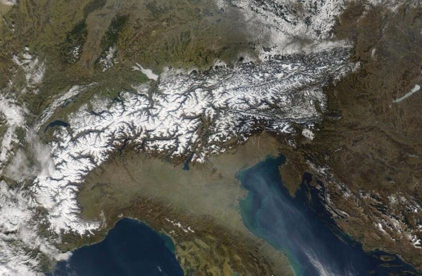 De Alpen zo goed als wolkenvrij (foto: NASA)