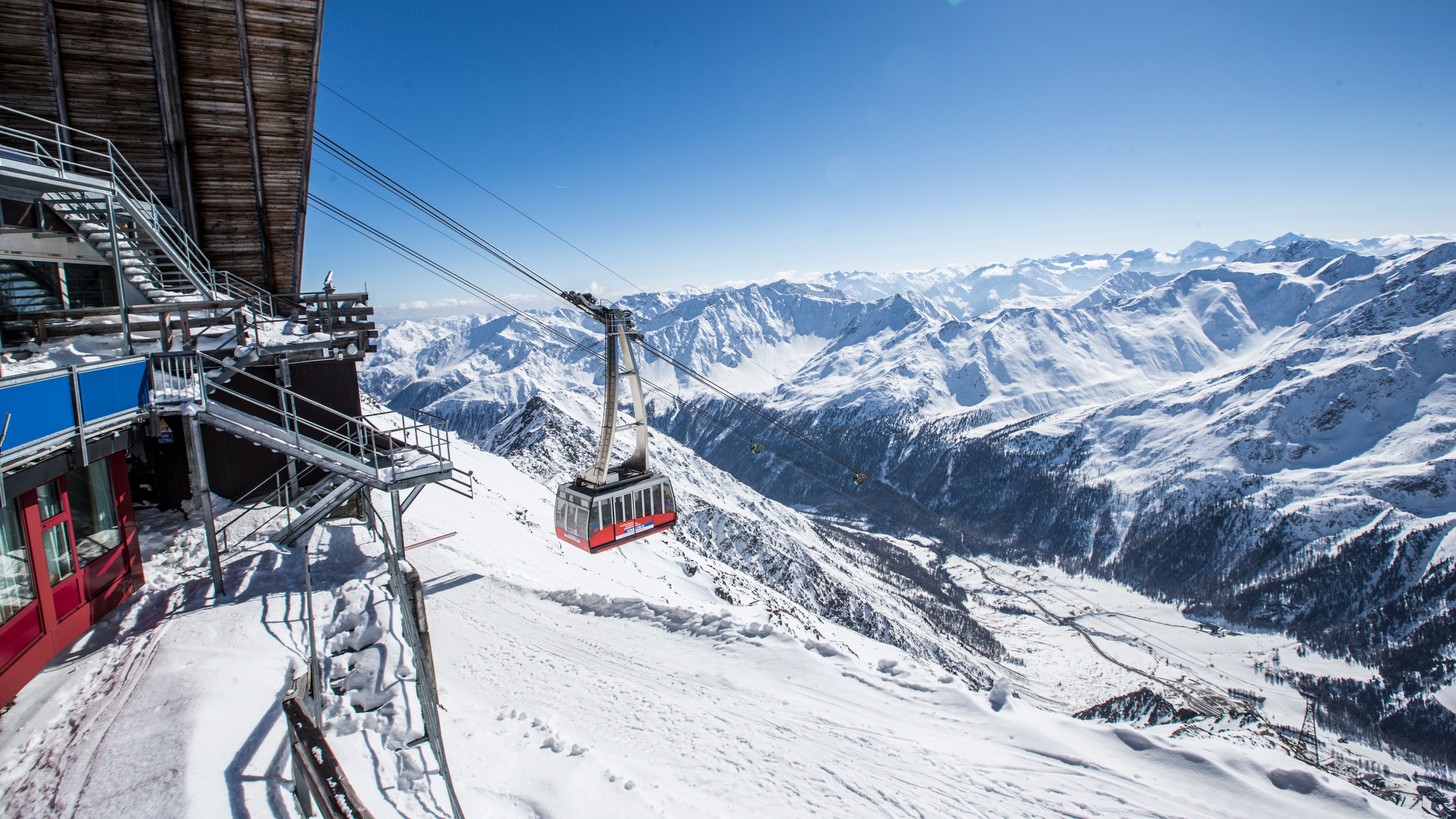De gondel op de Schnalstaler Gletscher gaat hoog, maar is niet het de allerhoogste skilift in Italië