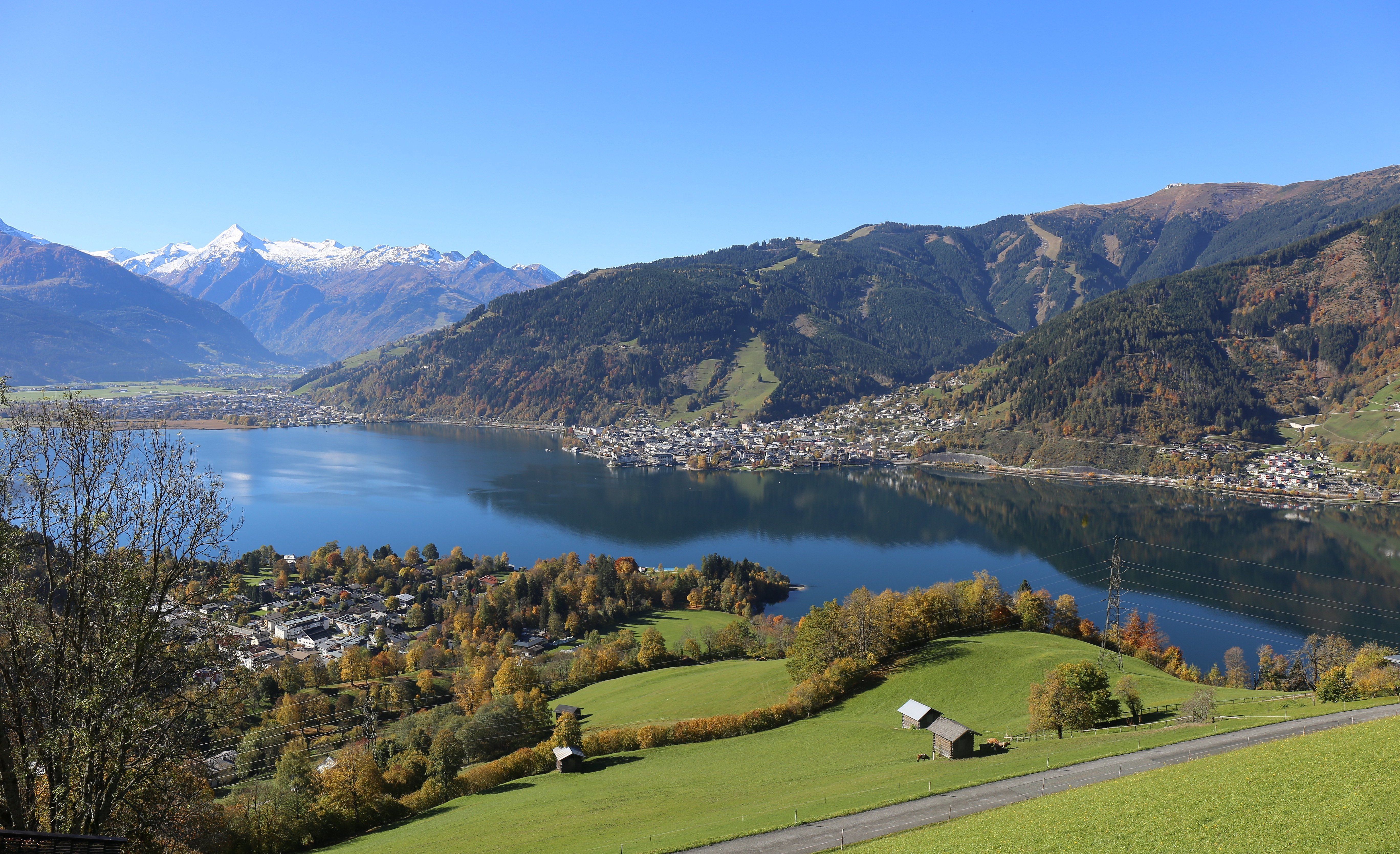 Schitterend uitzicht op Zell am See met op de achtergrond de Kitzsteinhorn