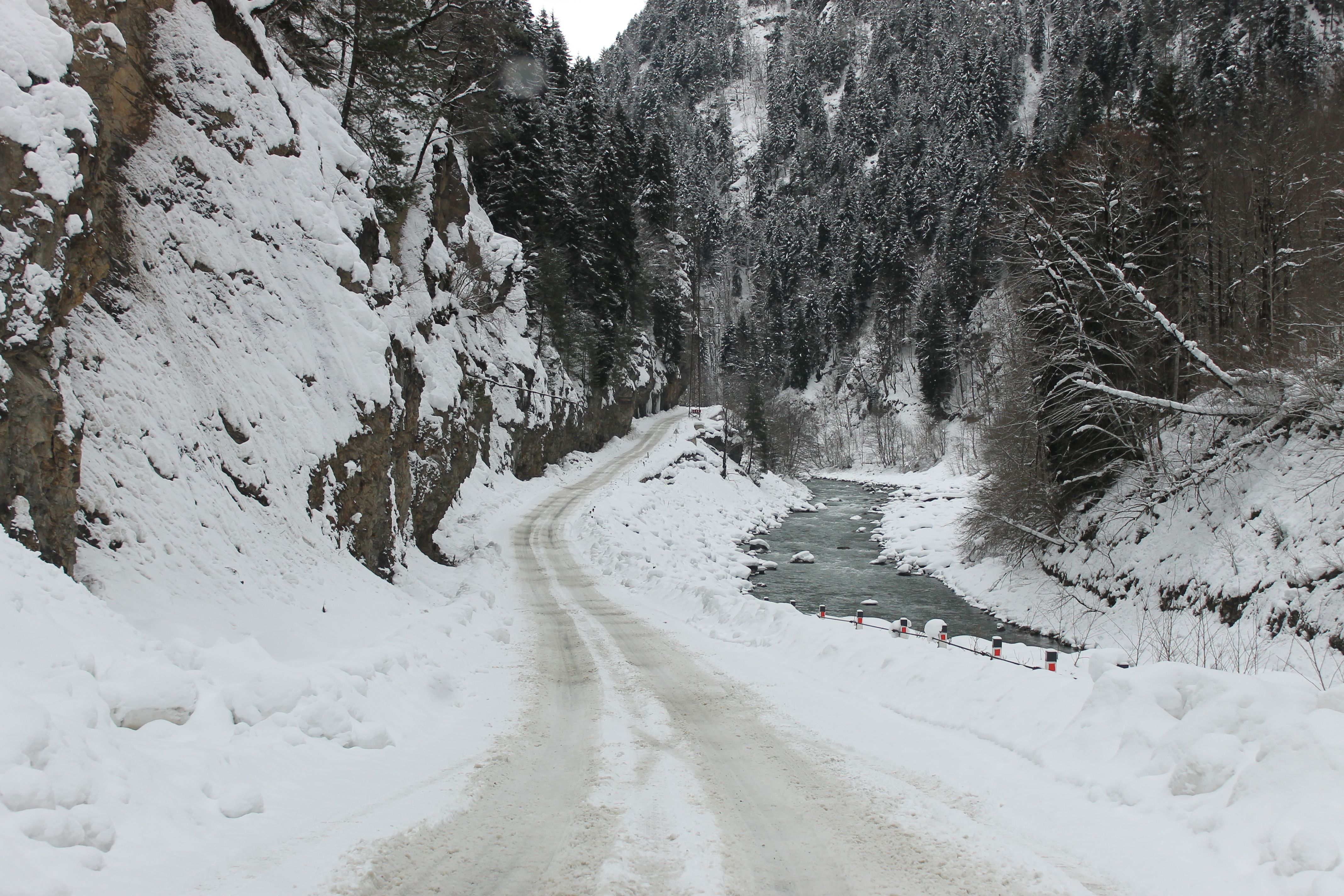 De verlaten toegangsweg van Mestia in een lange smalle vallei 