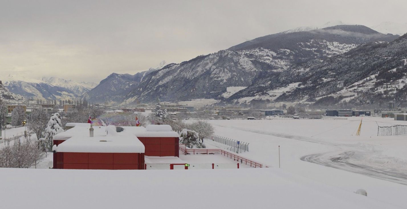 Het vliegveld van Sion lag maandag onder een dik pak sneeuw