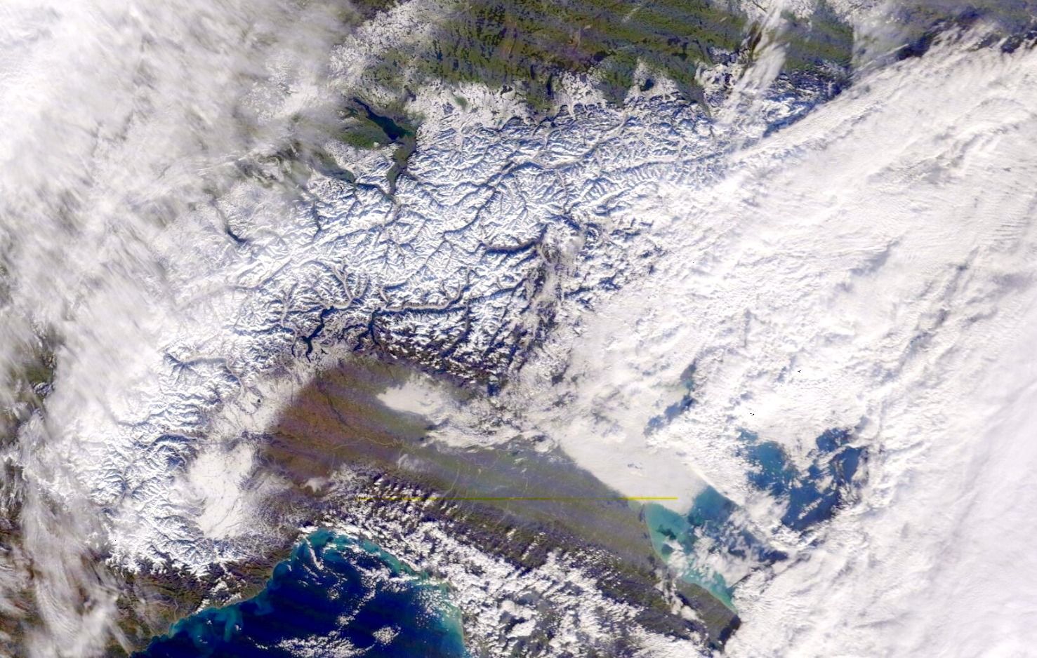 De witte Alpen kwamen even in alle pracht tevoorschijn (bron: NASA)