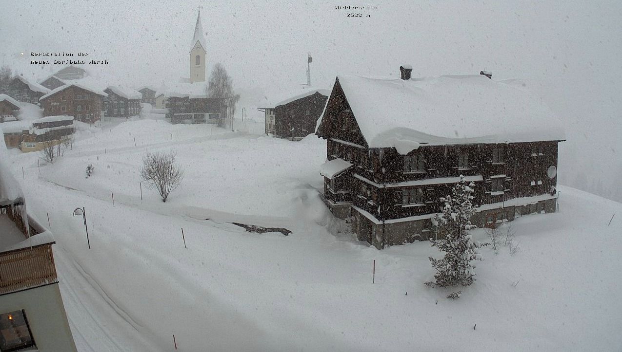 Vorarlberg is helemaal dichtgesneeuwd, zie dit beeld uit Warth