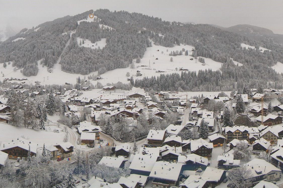 Vandaag sneeuwt het in de westelijke Alpen, zoals in Gstaad (Zwitserland)
