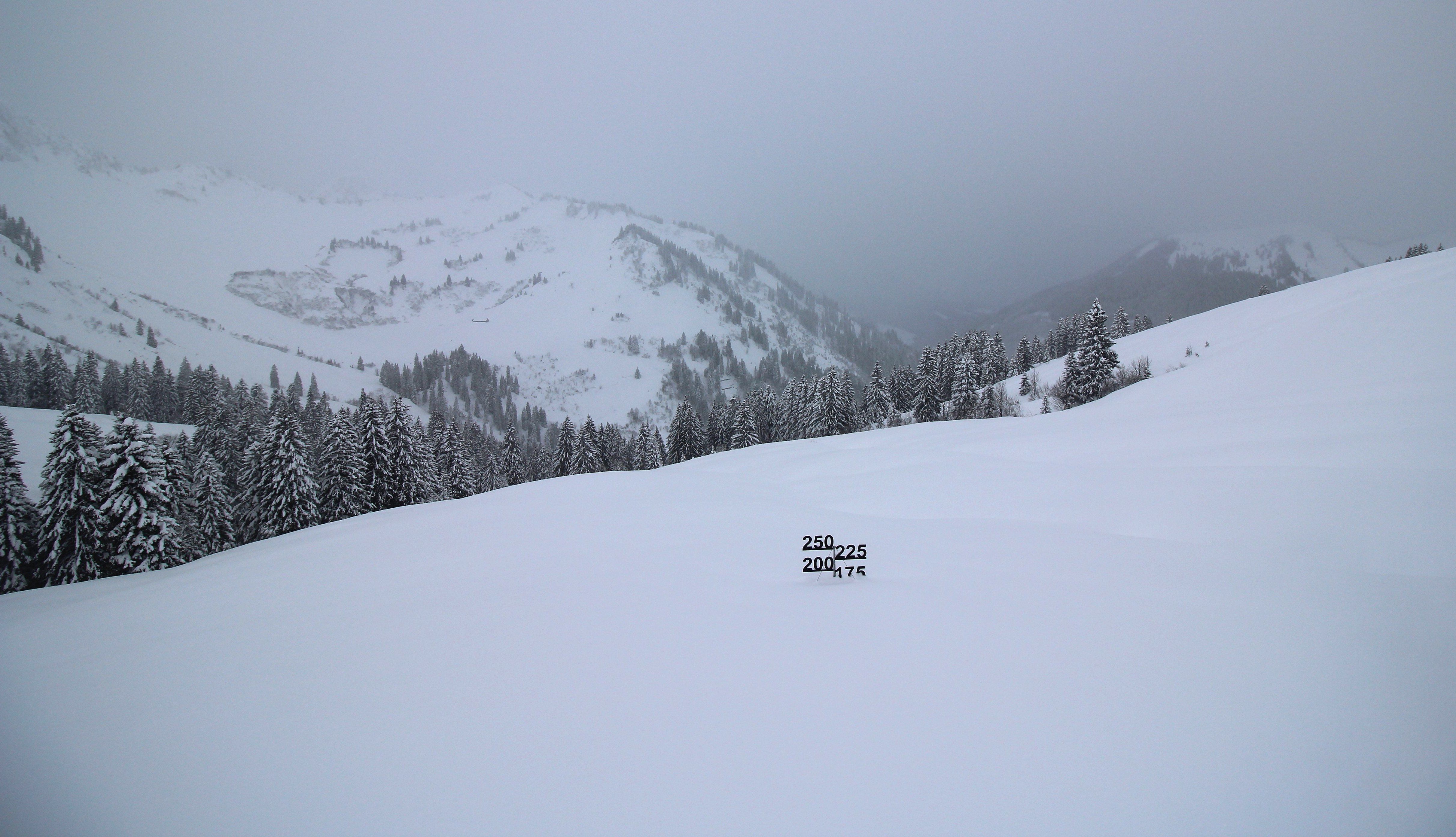 Op de Furkajoch (1630m) vlakbij Damüls ligt nu bijna 2 meter sneeuw!