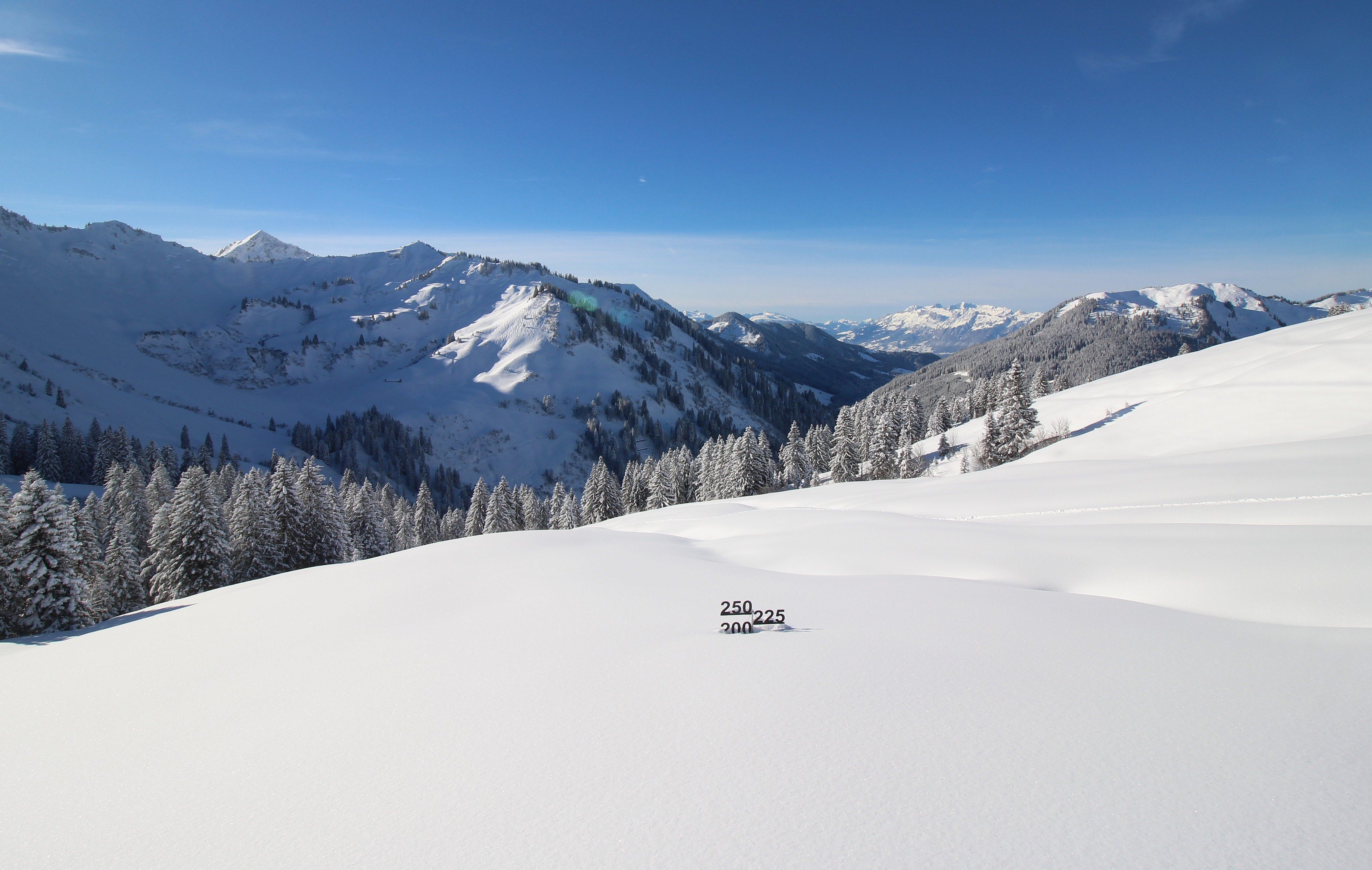 Op de Furkajoch op 1630 meter hoogte bij Damüls lazen we vorige week al 2 meter sneeuw af