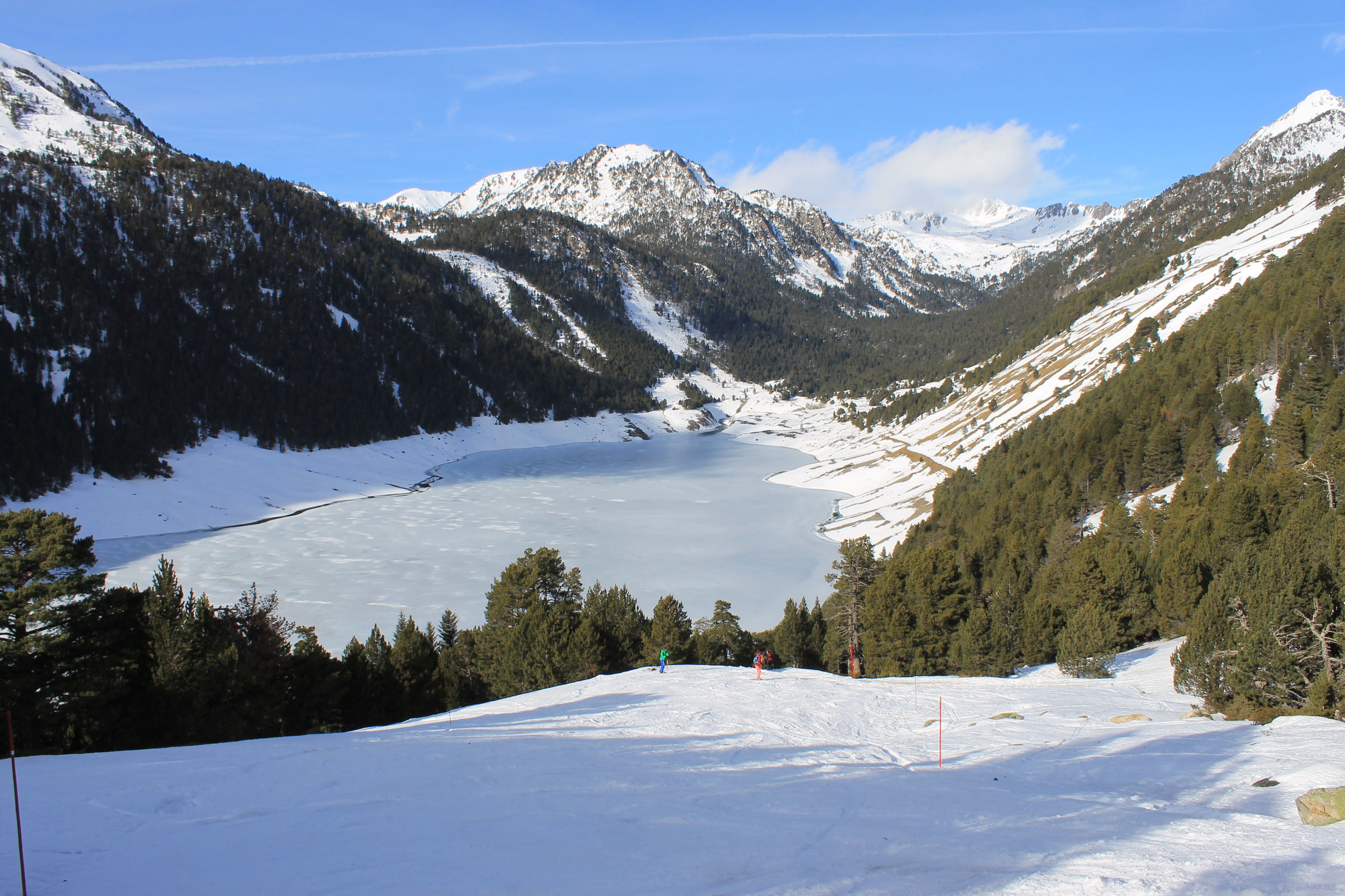 De verste uithoek van het skigebied Saint Lary Soulan. De rode piste L'Oule bij het gelijknamige Lac De L'Oule stuwmeer