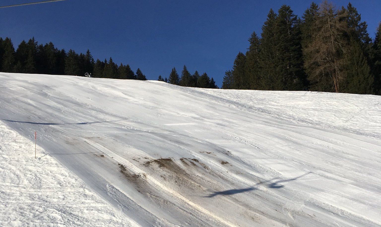 Deze zwarte piste in Bürserberg (Oostenrijk) kan de sneeuw gebruiken (foto: Jan-Willem Bruijsten