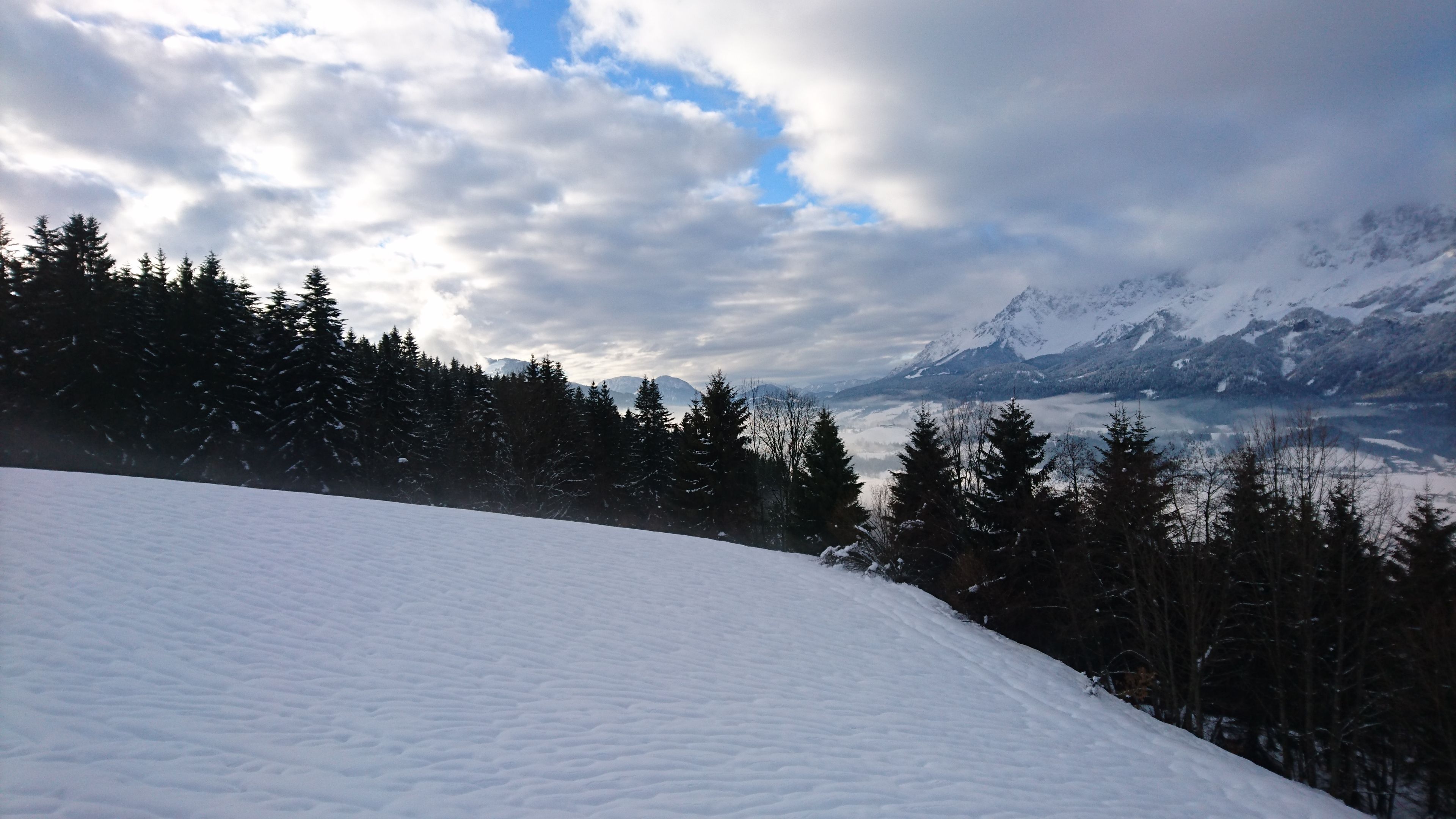 In Sankt Johann in Tirol (O) brak de zon 's middags pas door