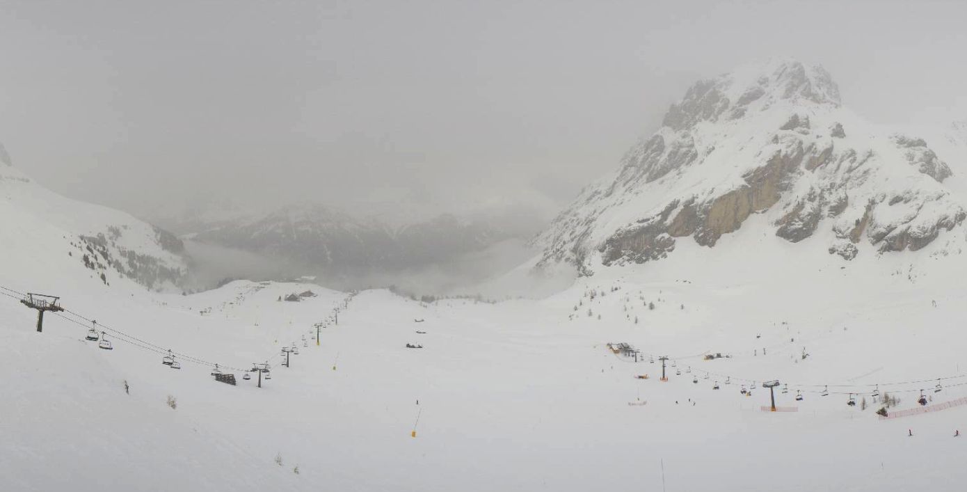 Boven 2000 meter (foto: Canazei) valt vandaag in Italië aardig wat sneeuw