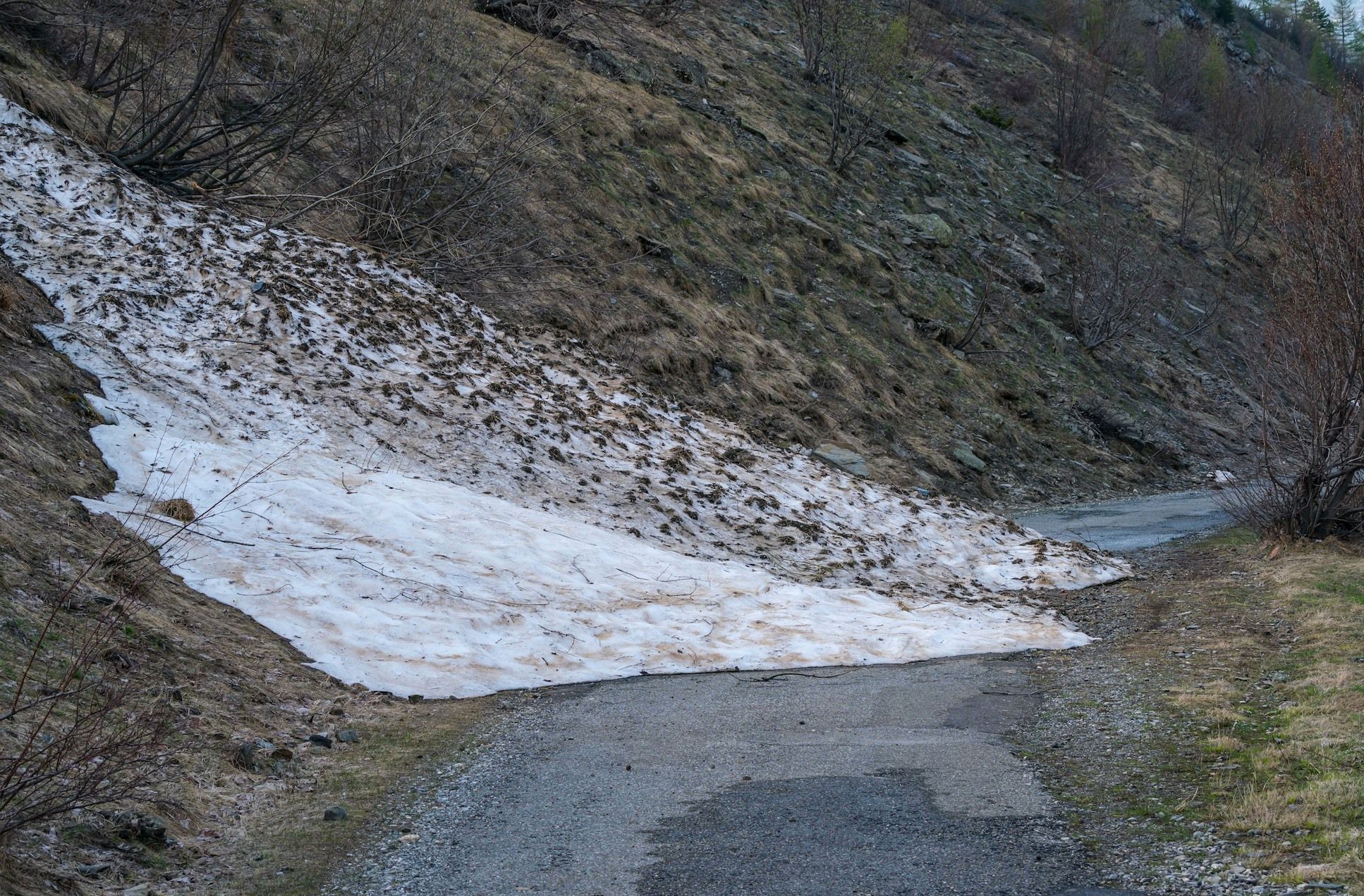 Nog veel sporen van de vele sneeuw, soms tot laag in de dalen