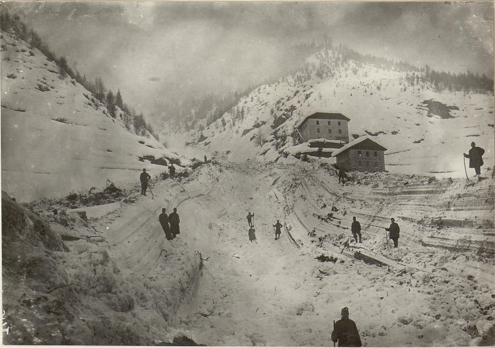 Deze enorme spontane lawine in Trentino, december 1916, geeft aan hoe gevaarlijk deze maand was in Zuid-Tirol (foto: Österreichische Nationalbibliothek)