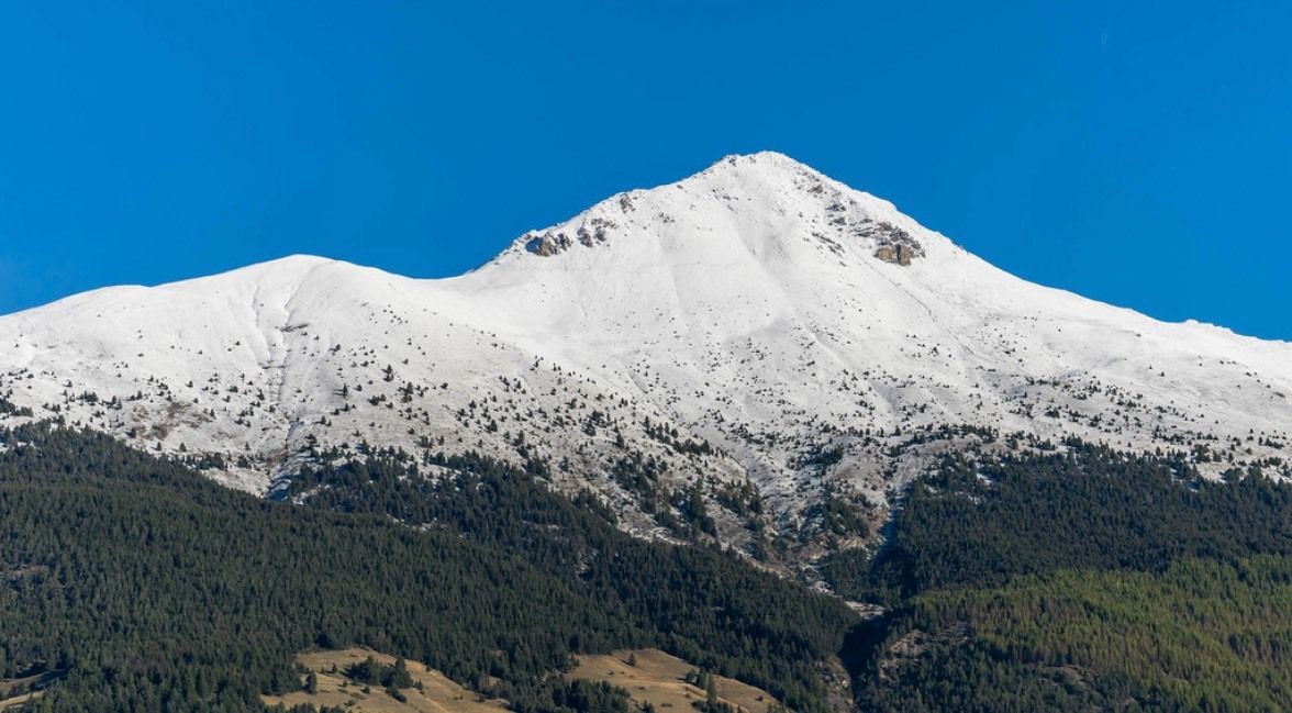 Hoger op de berg blijft sneeuw eerder lioggen (kouder) dan in het dal