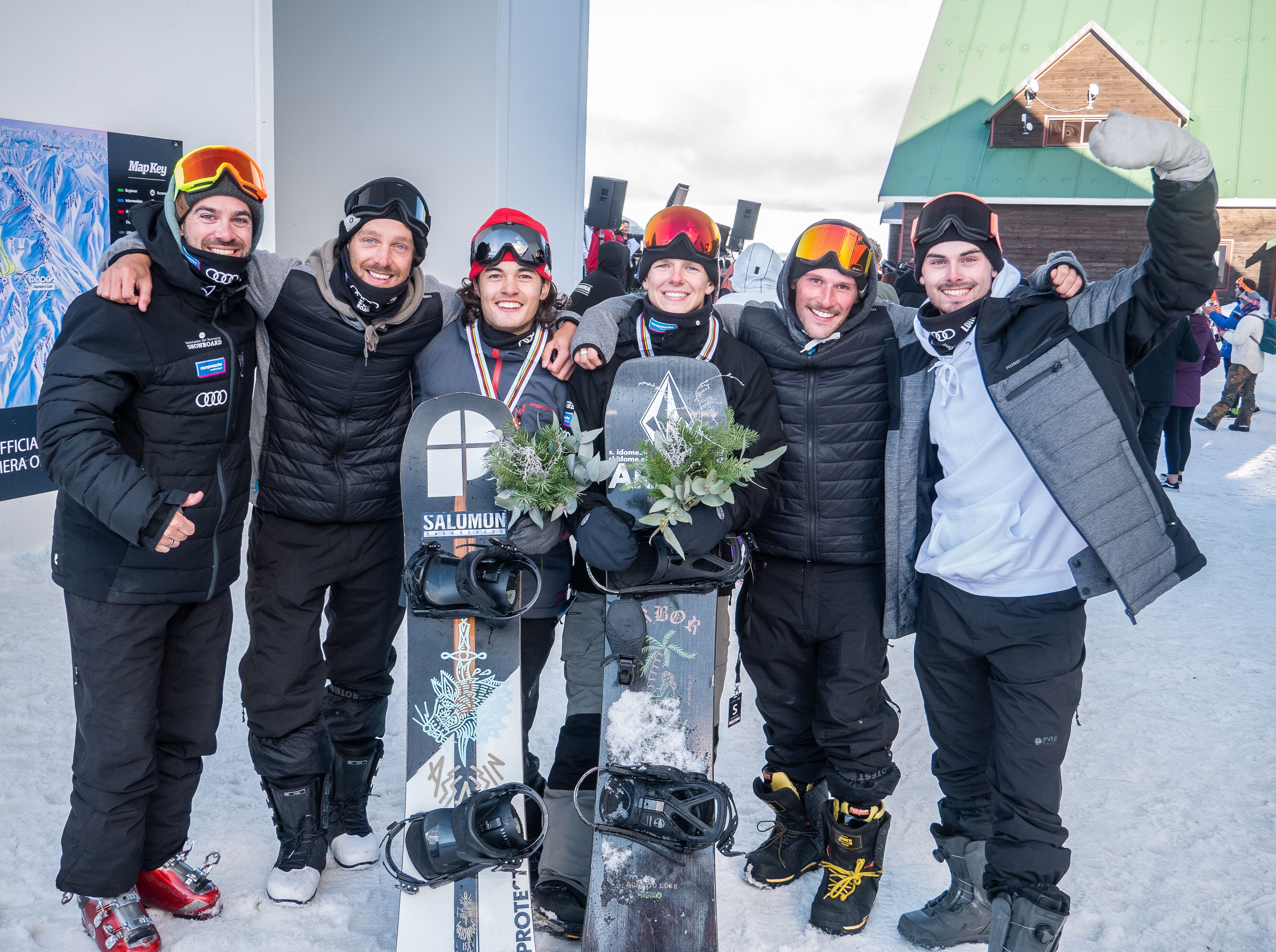 Een dolgelukkig snowboardteamnl mket v.l.n.r. fysio Stephan, Frank van der Putten, Casper Wolf, Niek van der Velden, Niels Oostendorp en Erik Bastiaansen