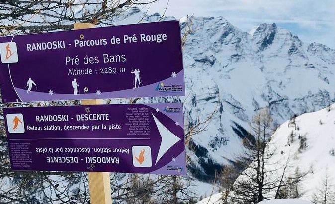 Speciale toerskipiste in Puy Saint Vincent, let op de 'verplichte afdaling' over de piste