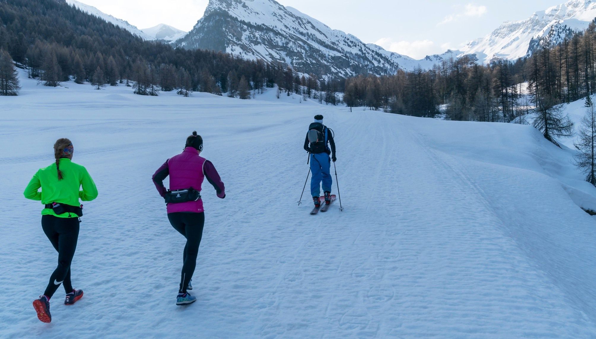 Hardlopers en skitoerders op een piste in de Queyras (F)
