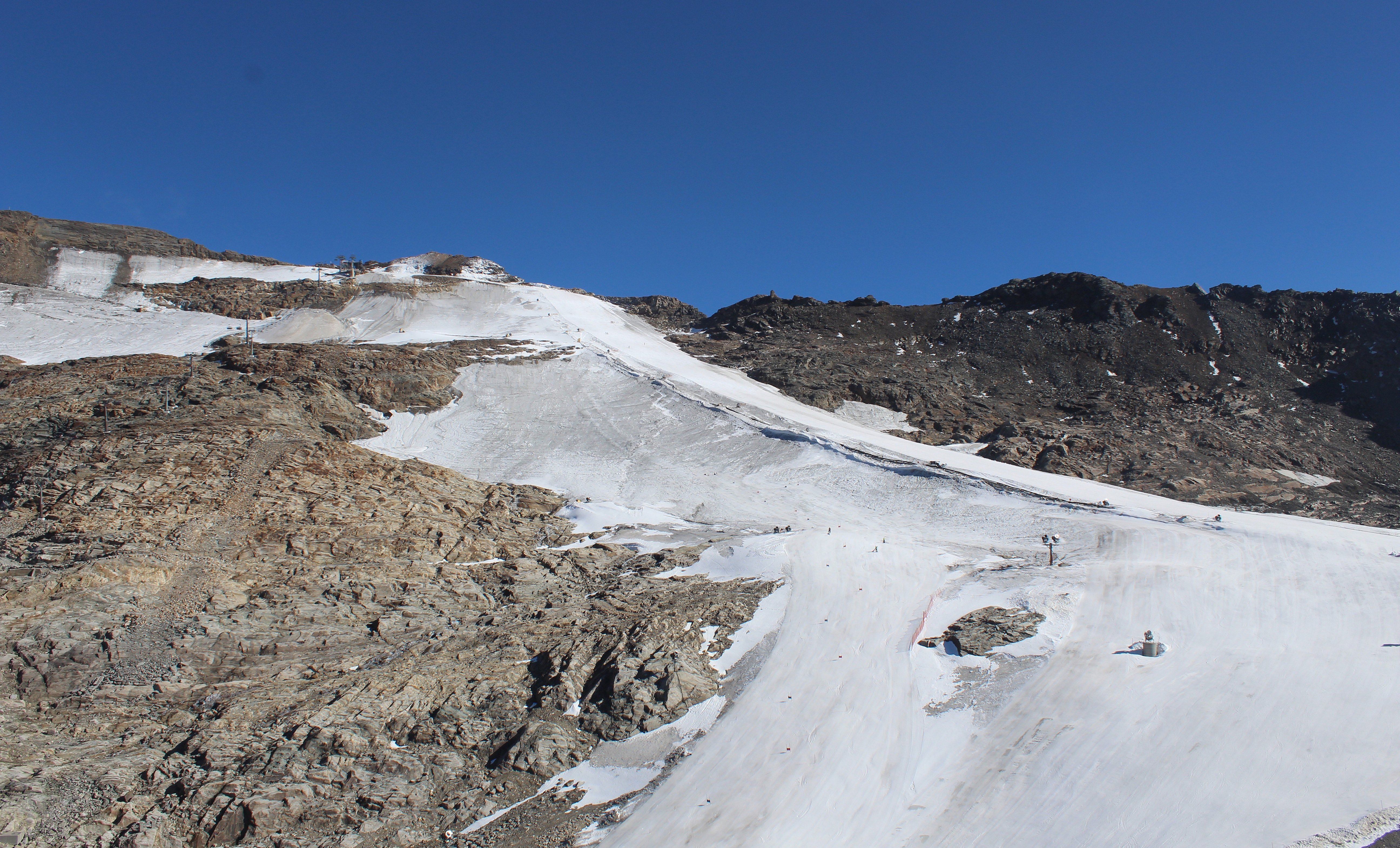 Op de Mölltaler Gletscher (O) kun je met hulp van sneeuwkanonnen nu skiën