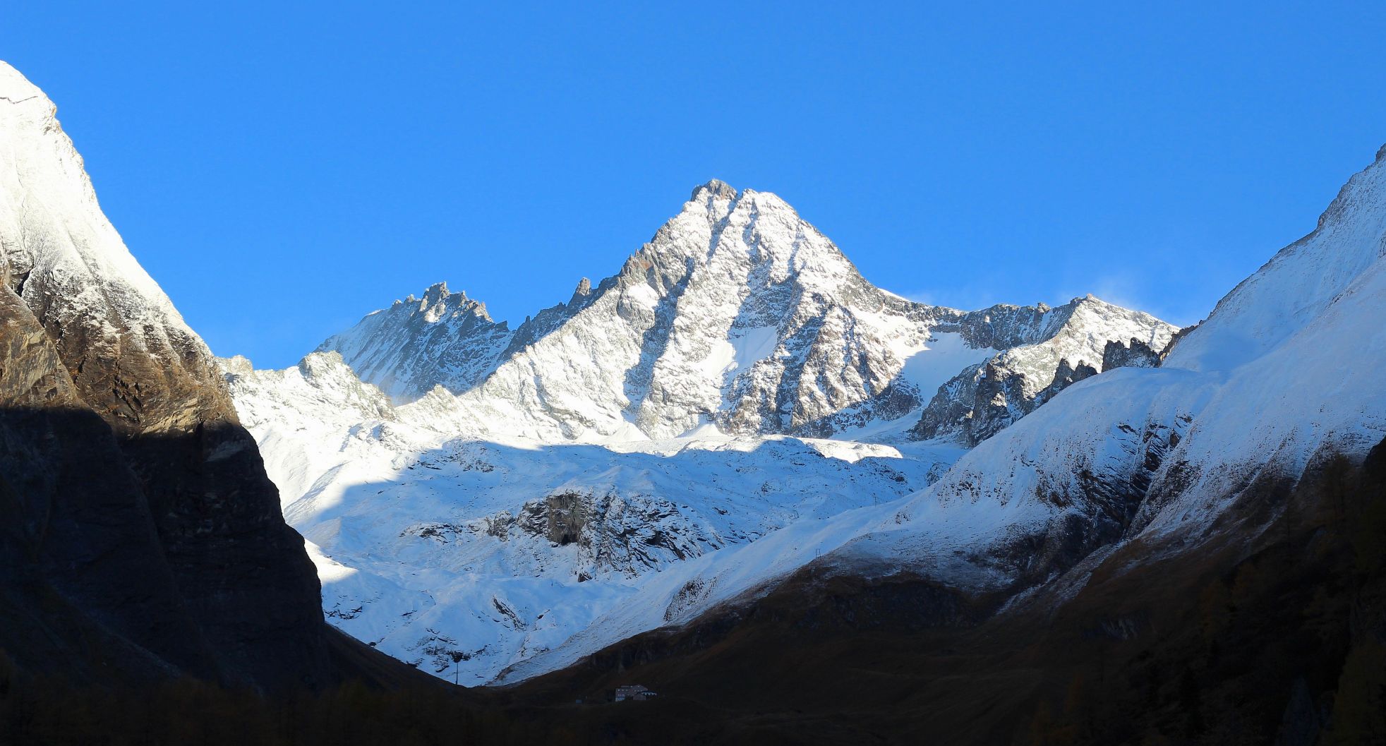 Oostenrijks hoogste berg, de Grossglockner (3798m), is gisteren prachtig wit geworden