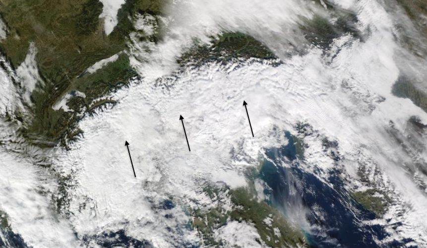 Typische südstau situatie: veel bewolking en neerslag in het zuiden, opklaringen in het noorden (bron: NASA)