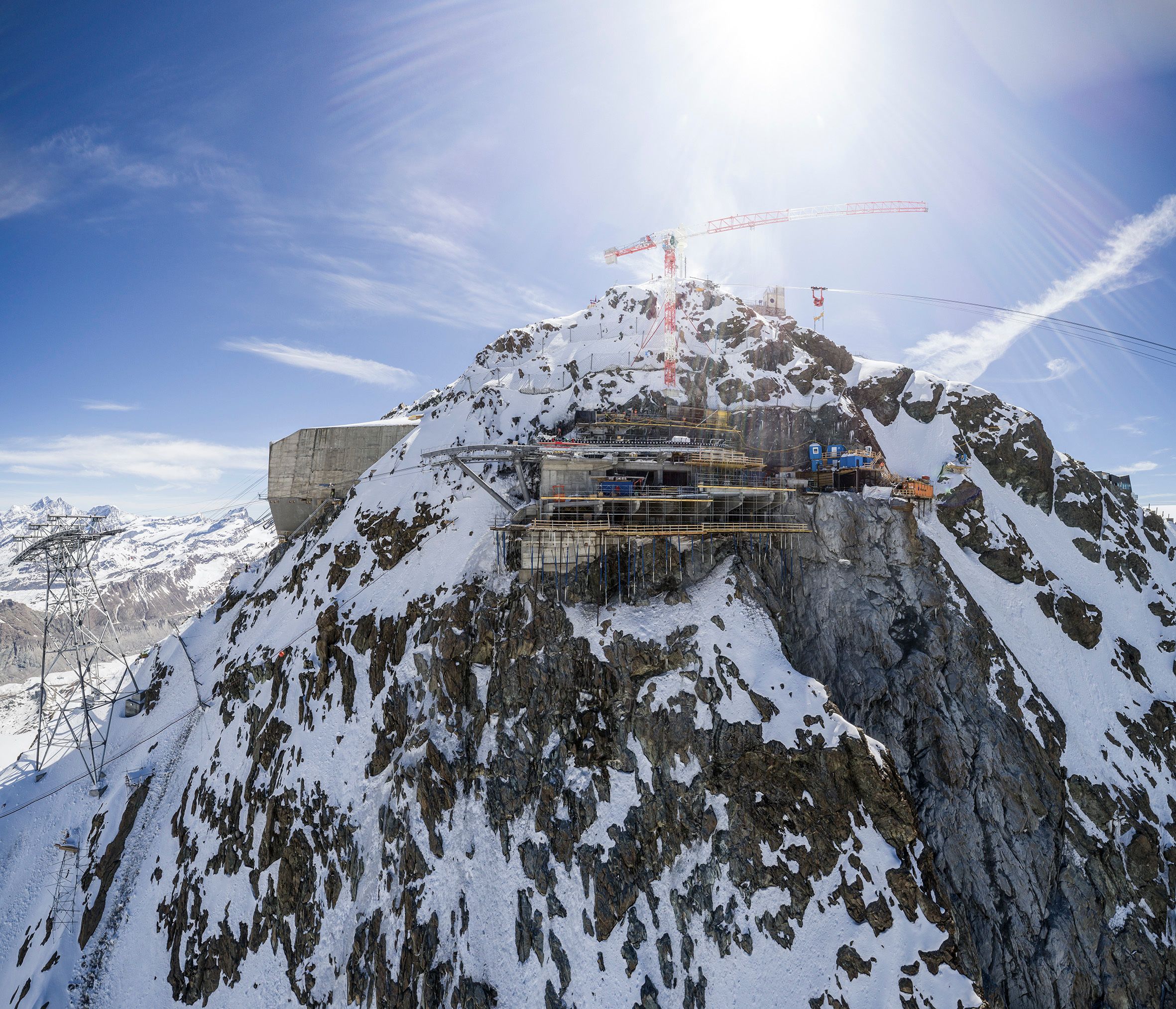 De bizarre ligging van het bergstation op de Klein Matterhorn (matterhornparadise.ch)