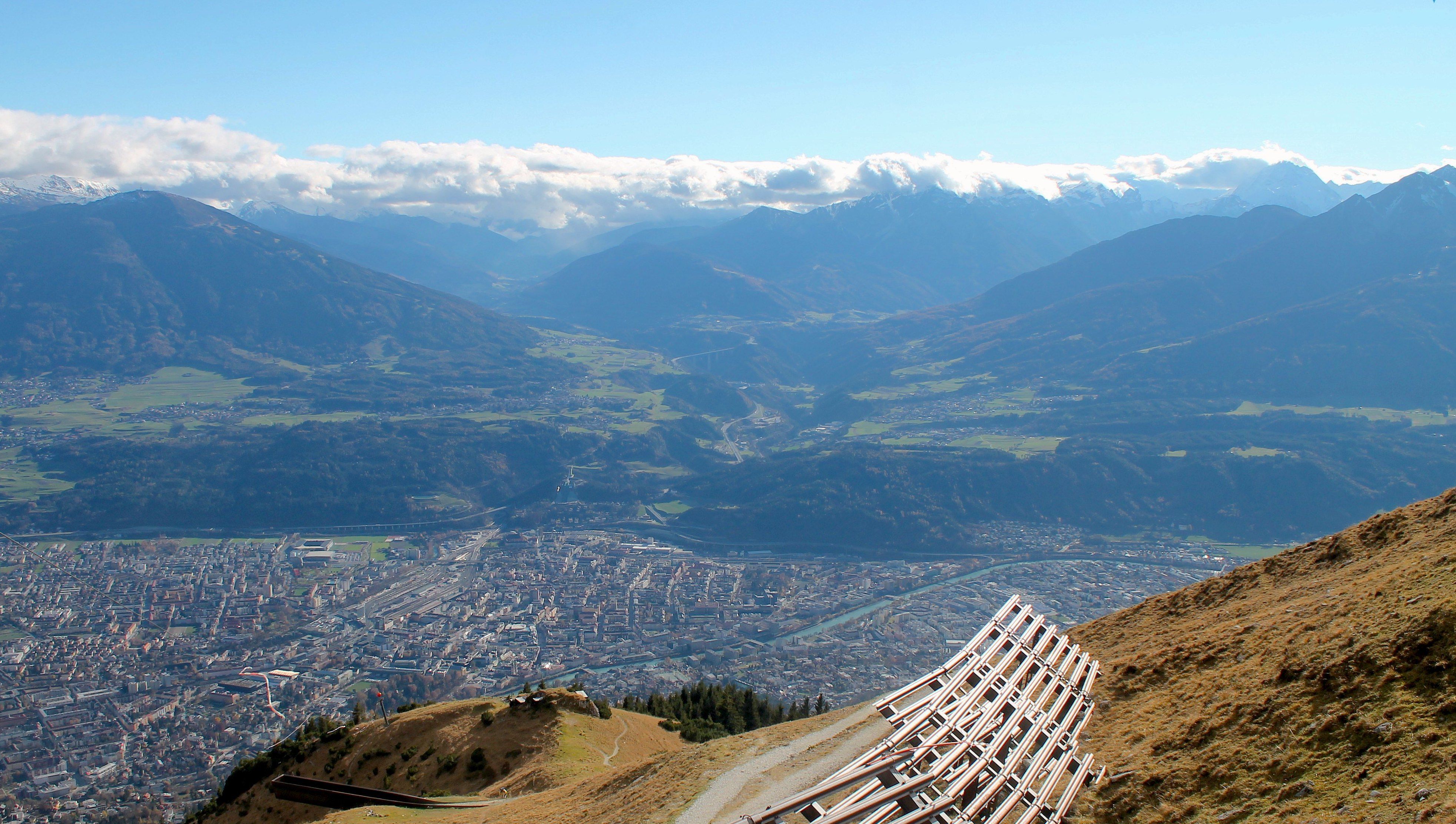 Innsbruck met op de achtergrond de bewolking boven Italië