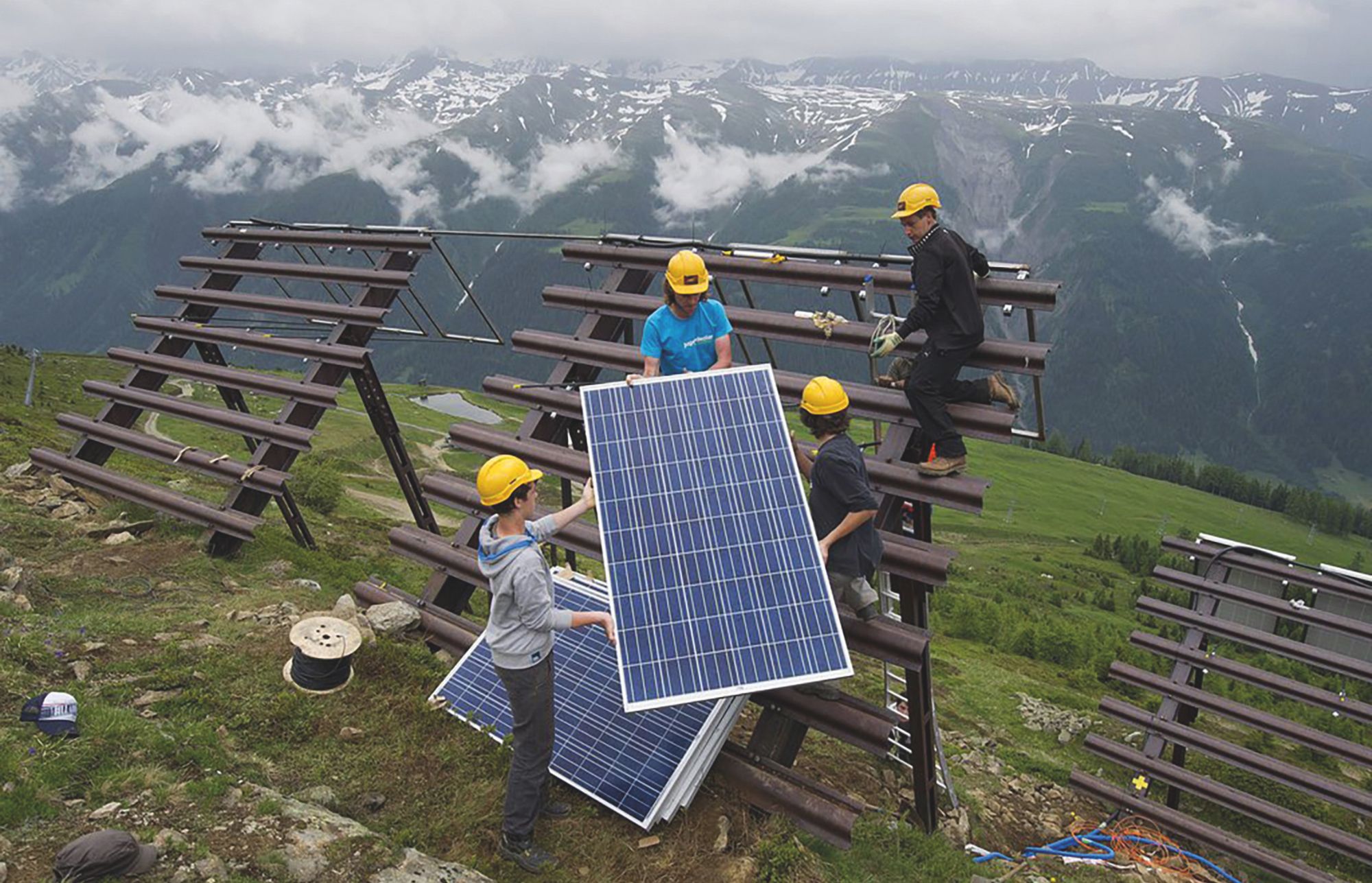 In het Zwitserse Bellwald experimenteerde men in 2012 met zonnepanelen op lawinehekken