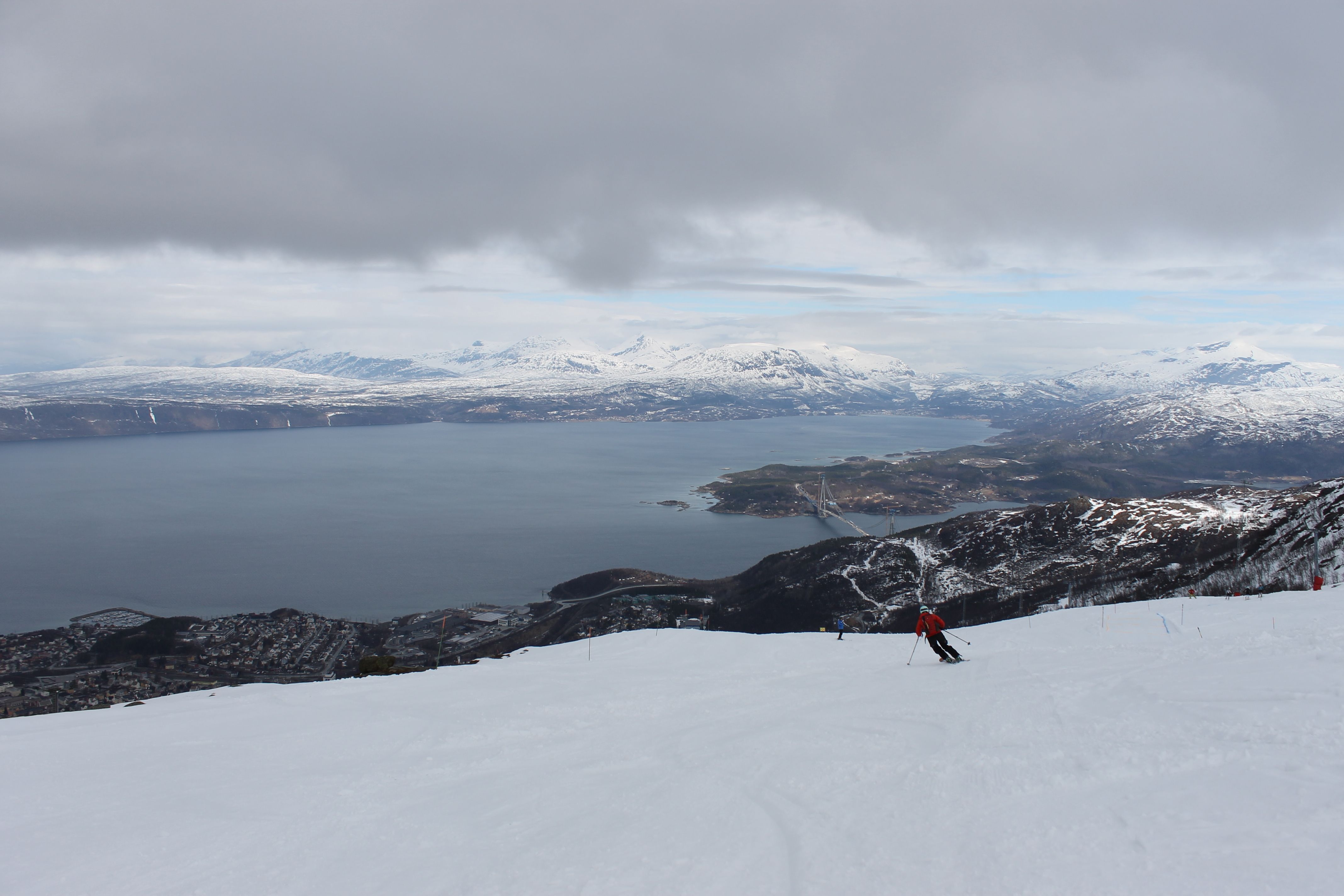 Skiën met een prachtig uitzicht op de Ofotfjord in Narvik