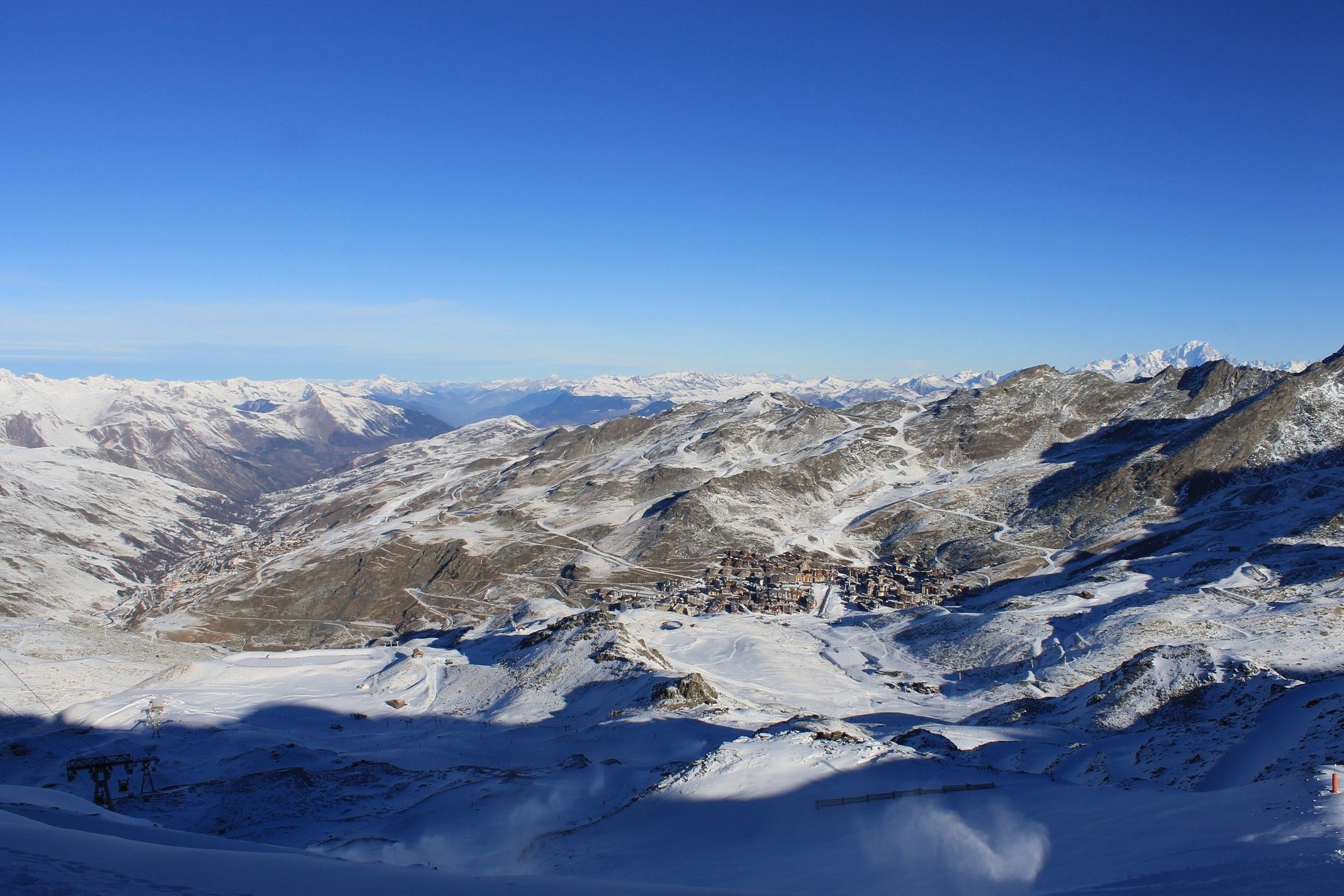 Een prachtig uitzicht vanaf het bergstation van de Grand Fond gondel met rechtsachter de Mont Blanc