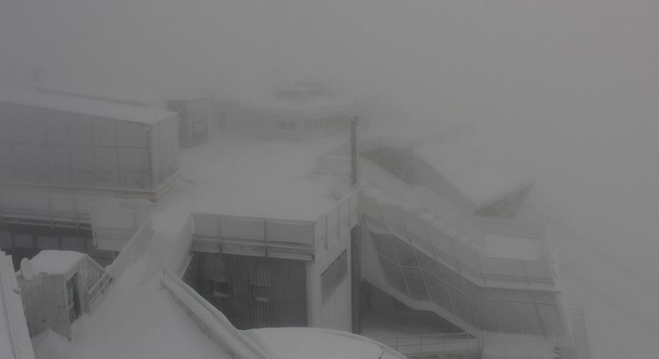 De Zugspitze is een van de weinige plekken waar het vanochtend koud genoeg is voor sneeuw