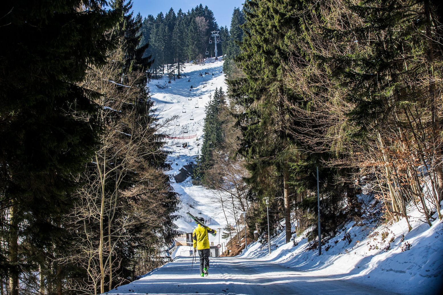 De weg naar het skigebied van Silbersattel Steinach