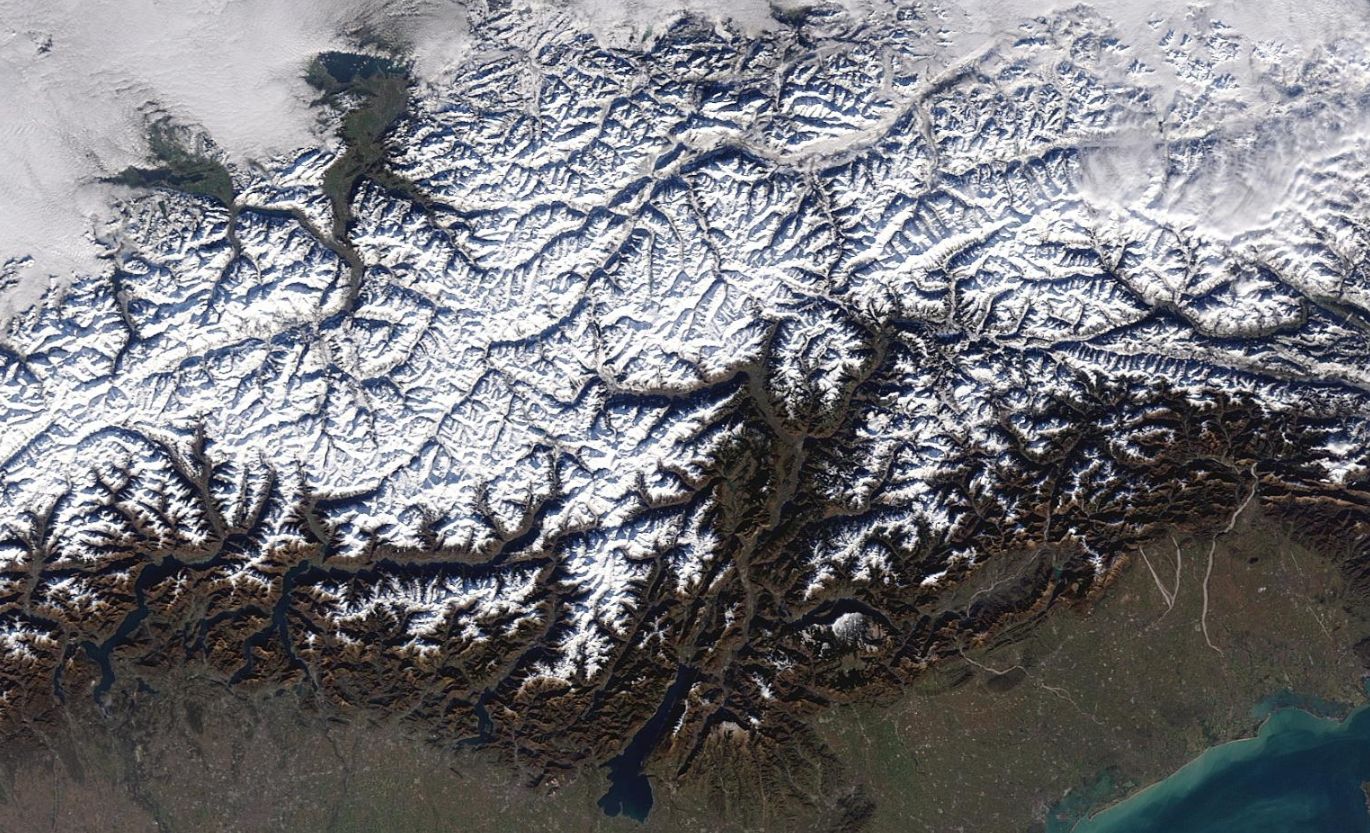 Prachtig satellietplaatje waarop de sneeuwarmere Zuidalpen goed te zien zijn, donderdag komt hier waarschijnlijk verandering in (bron: NASA)