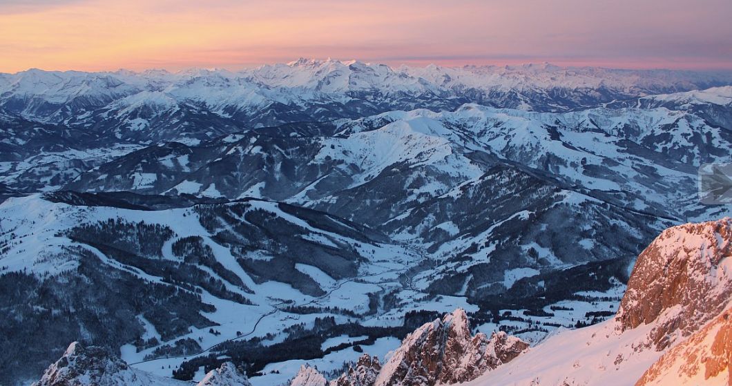 Prachtge ochtendkleuren in het skigebied Hochkönig