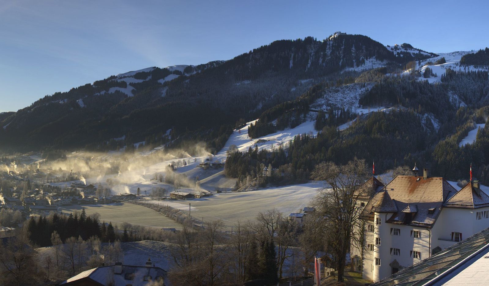 Kitzbühel: in het dal wordt besneeuwd, op de Hahnenkamm (rechts) boven de inversie niet