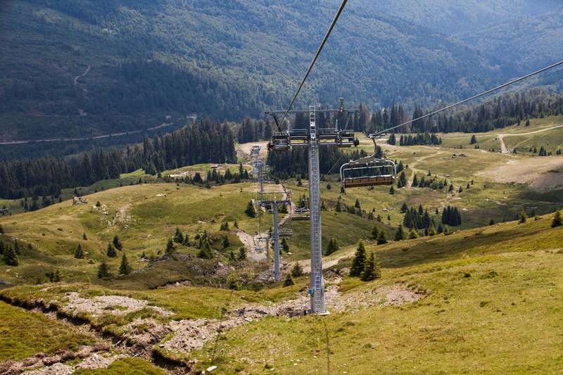 De nieuwe 6-persoons stoeltjeslift in Muntele Mic, Roemenië (leitner-ropeways.com)