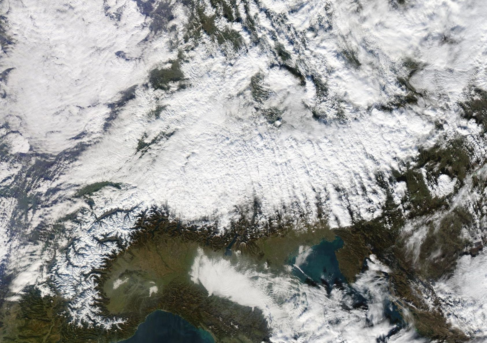 Sneeuwbuien werden door de wind tot over Italië gedreven (Bron: NASA)