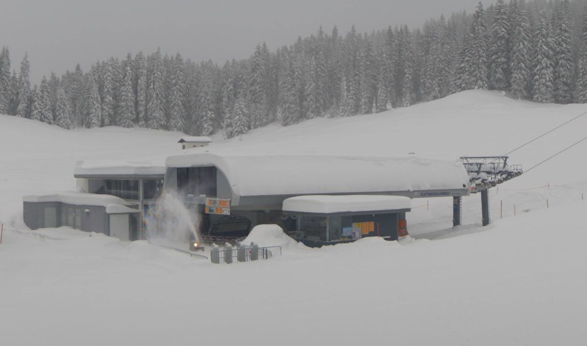 De liften in de Zillertal Arena (hier onderaan de Gerlosplatte) staan steeds dieper in de sneeuw